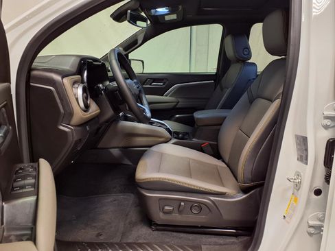 Used 2025 Chevrolet Colorado ZR2 w/ Technology Package AWD/4WD image 24
