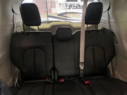 Used 2022 Chrysler Pacifica Touring-L image 42