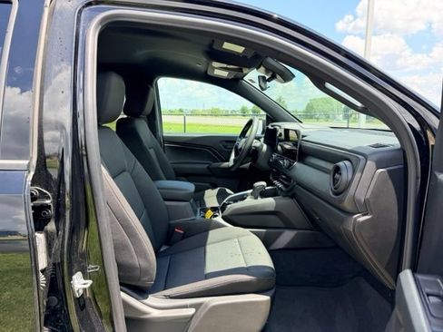 Used 2025 Chevrolet Colorado Trail Boss AWD/4WD image 11
