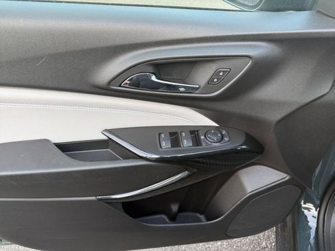 Used 2025 Chevrolet Trax LT w/ LT Convenience Package image 18