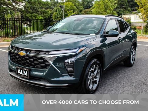 Used 2025 Chevrolet Trax LT FWD image 2
