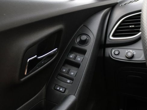 Used 2021 Chevrolet Trax LT image 21