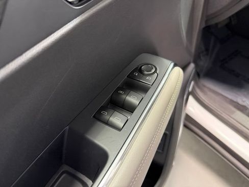Used 2026 GMC Acadia Elevation w/ Elevation Premium Package FWD image 12