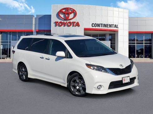Certified 2016 Toyota Sienna SE FWD image 2