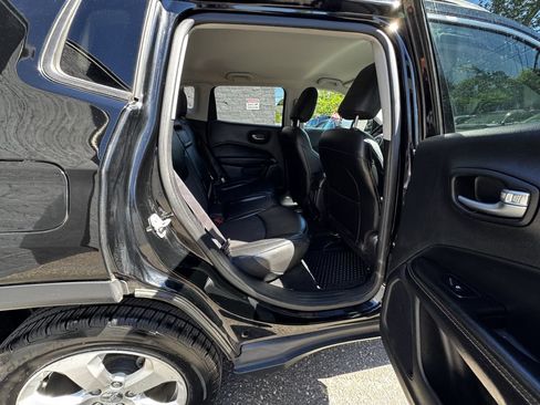 Used 2019 Jeep Compass Latitude w/ Cold Weather Group AWD/4WD image 17