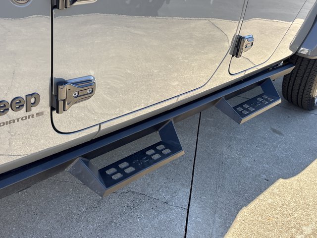 Used 2023 Jeep Gladiator Overland AWD/4WD image 14