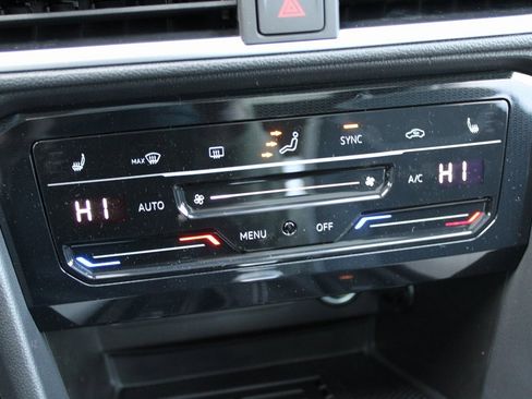 Certified 2025 Volkswagen Taos SE image 14