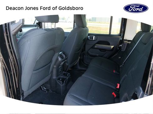 Used 2019 Jeep Wrangler Unlimited Sahara w/ Safety Group image 15