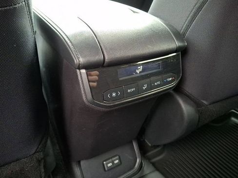 Used 2024 Toyota Highlander LE image 11