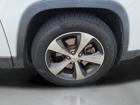 Used 2019 Jeep Cherokee Limited FWD image 29