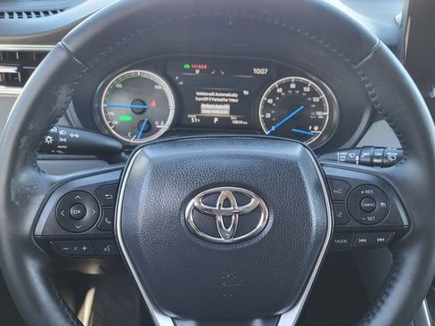Used 2023 Toyota Venza LE image 21