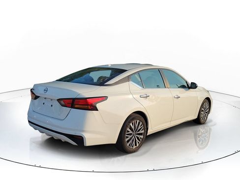 Used 2025 Nissan Altima 2.5 SV FWD image 4