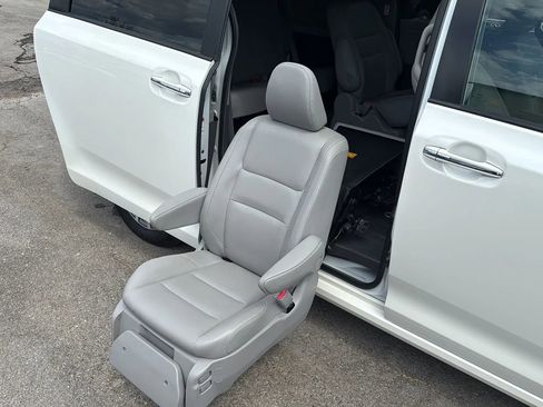 Used 2019 Toyota Sienna XLE image 14