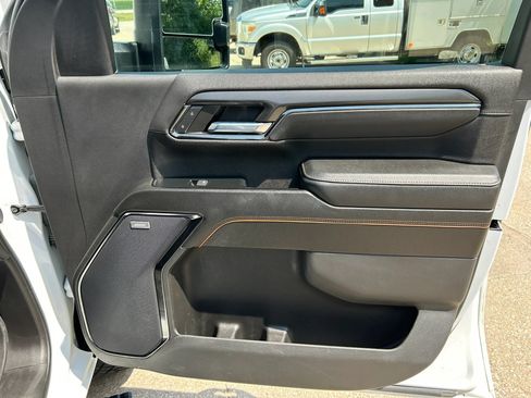 Used 2024 GMC Sierra 2500 AT4 w/ AT4 Premium Plus Package AWD/4WD image 9