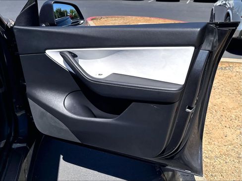 Used 2021 Tesla Model Y Long Range AWD/4WD image 28