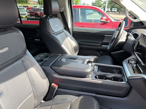 Used 2025 Ford Expedition Platinum w/ Driver's Package AWD/4WD image 12