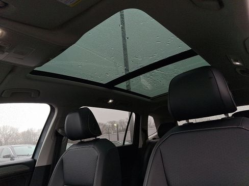 Used 2022 Volkswagen Tiguan SE w/ Panoramic Sunroof Package image 14