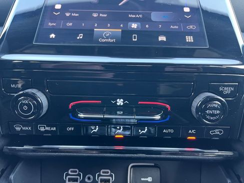 New 2025 Jeep Grand Cherokee Laredo image 4