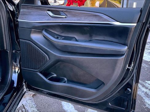 Used 2023 Jeep Grand Cherokee Limited image 23