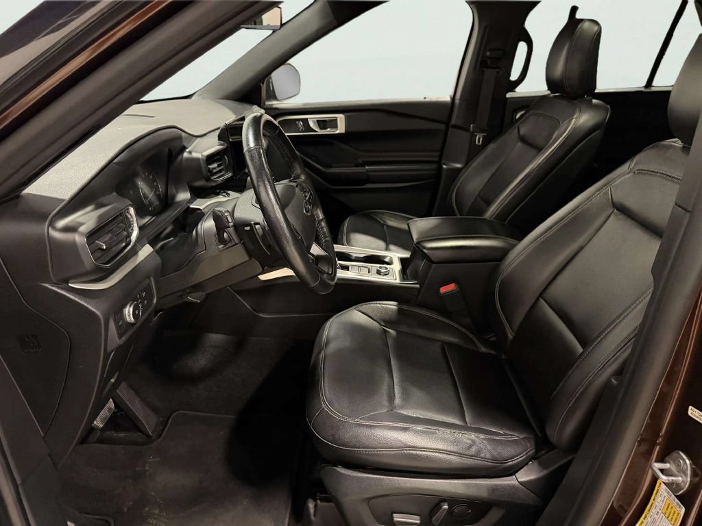 Used 2020 Ford Explorer XLT w/ Equipment Group 202A AWD/4WD image 13