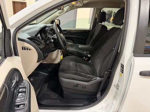 Used 2019 Dodge Grand Caravan SE FWD image 39