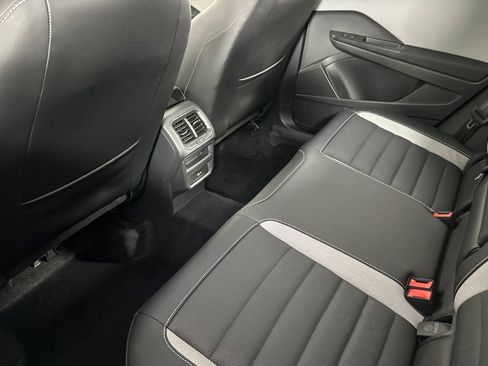 Used 2022 Volkswagen Taos SEL w/ Panoramic Sunroof Package image 11