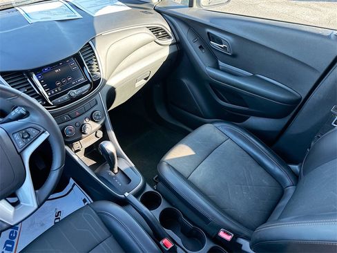 Certified 2022 Chevrolet Trax LT w/ LT Convenience Package image 21