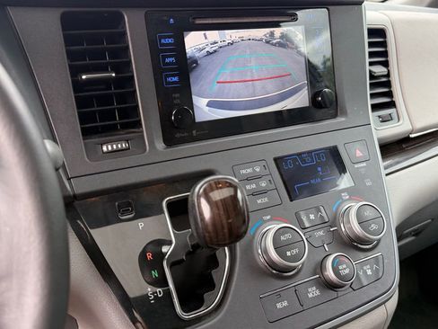 Used 2015 Toyota Sienna XLE AWD/4WD image 41