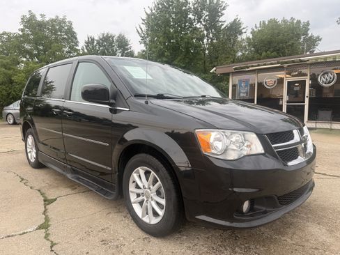 Used 2019 Dodge Grand Caravan SXT FWD image 3