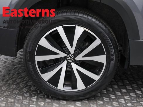 Used 2024 Volkswagen Taos SE image 29