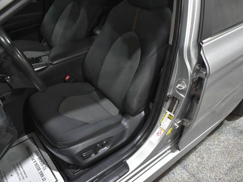 Used 2018 Toyota Camry LE FWD image 11