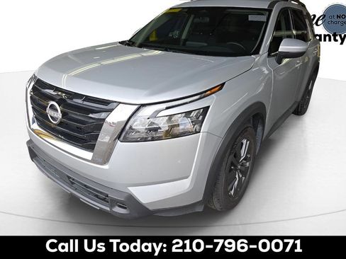 Used 2025 Nissan Pathfinder SV FWD image 4