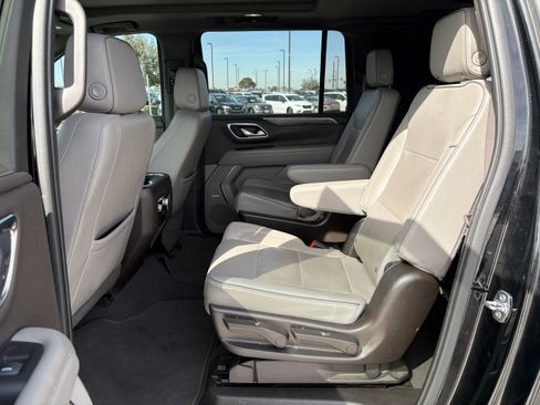 Used 2022 GMC Yukon XL SLT w/ SLT Premium Package image 15