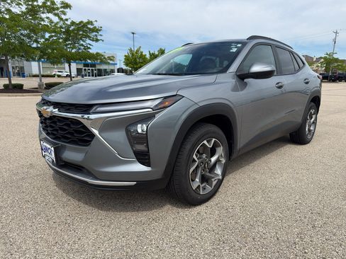 Used 2025 Chevrolet Trax LT FWD image 1
