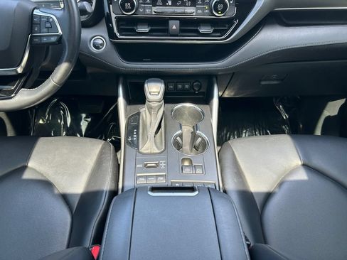 Used 2021 Toyota Highlander XLE AWD/4WD image 13