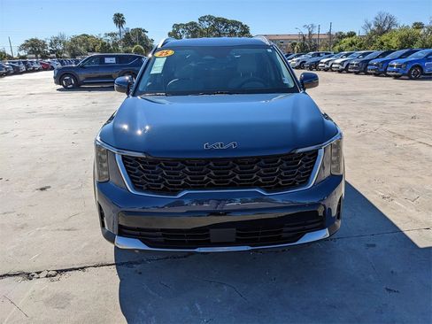 Certified 2025 Kia Sorento S image 4