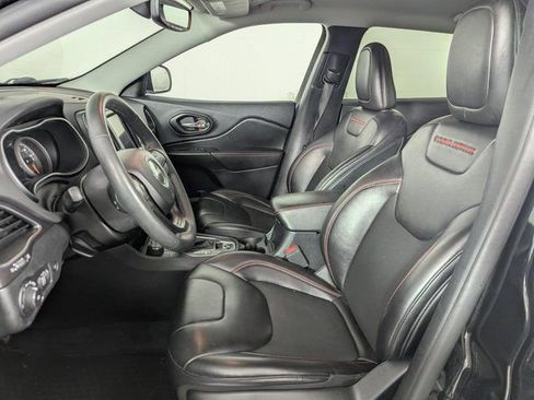 Used 2022 Jeep Cherokee Trailhawk image 11