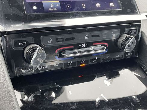 New 2025 Jeep Grand Cherokee Altitude image 38