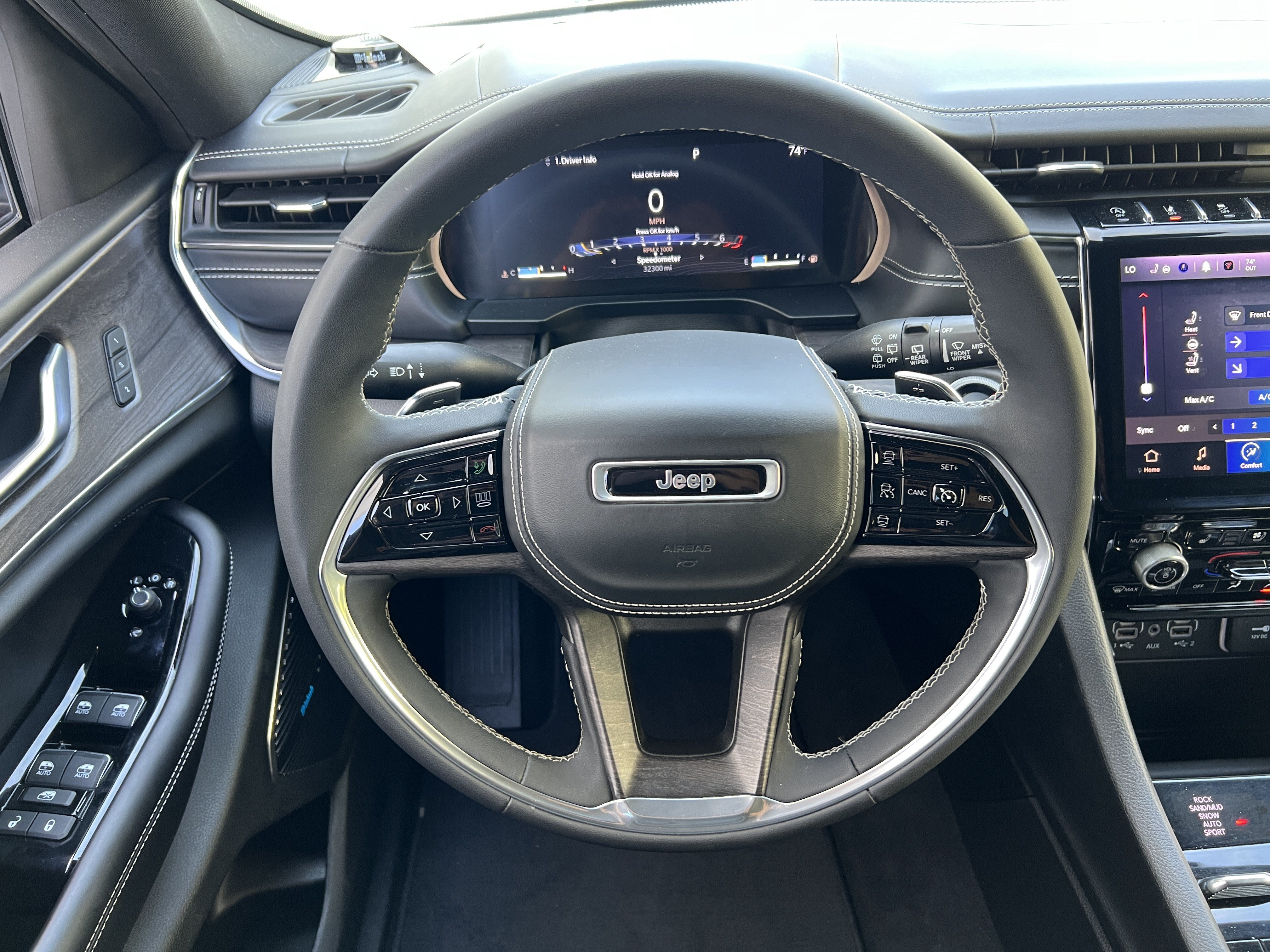Used 2023 Jeep Grand Cherokee Overland AWD/4WD image 28