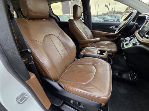 Used 2019 Chrysler Pacifica Limited w/ Advanced Safetytec Group image 27