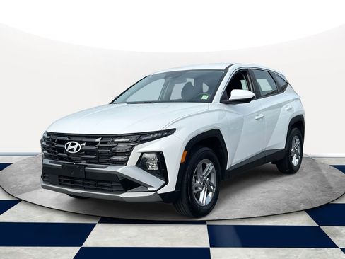 Certified 2025 Hyundai Tucson SE image 2