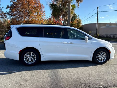 Used 2022 Chrysler Pacifica Touring-L image 30