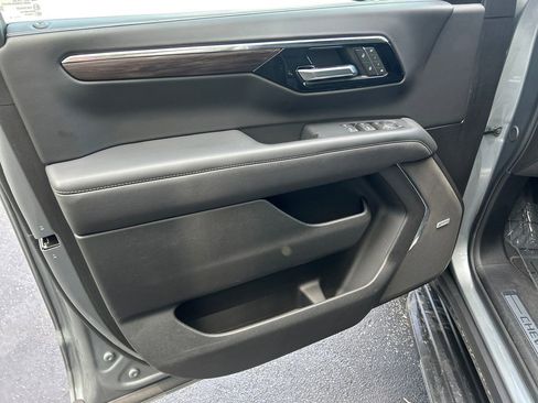 Used 2025 Chevrolet Suburban Premier RWD image 12