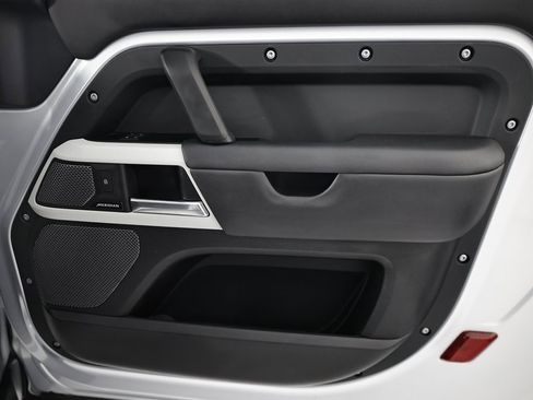 Used 2023 Land Rover Defender 90 S image 28