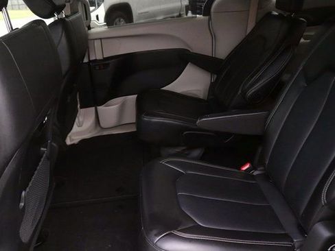 Used 2024 Chrysler Pacifica Touring-L image 14