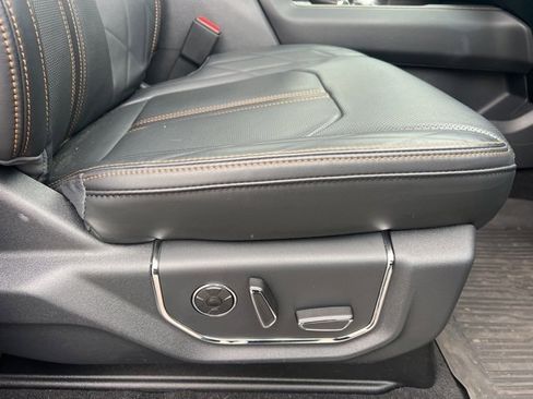 Used 2024 Ford Expedition Platinum image 12