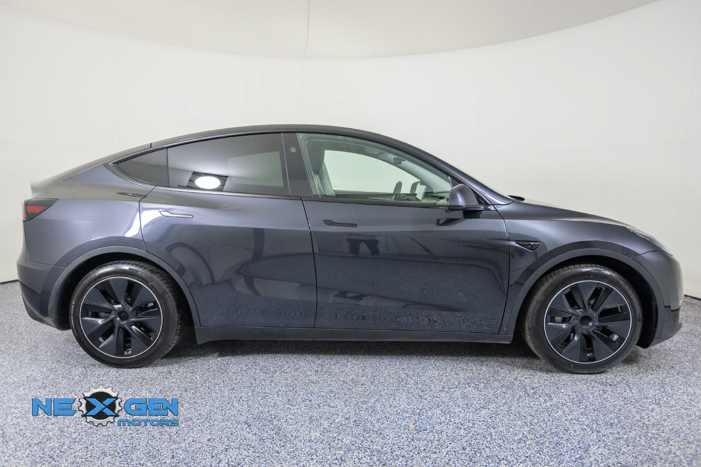 Used 2024 Tesla Model Y Long Range AWD/4WD image 9