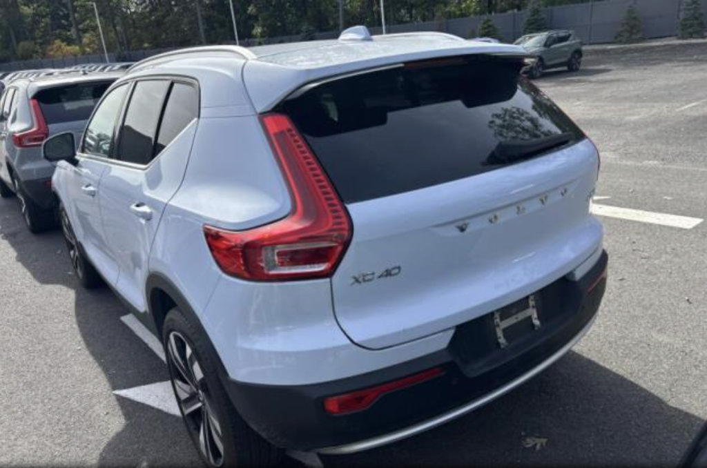 Certified 2024 Volvo XC40 B5 Plus w/ Protection Package Premier AWD/4WD image 13