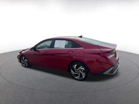 Used 2025 Hyundai Elantra Limited image 10