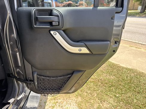 Used 2016 Jeep Wrangler Unlimited Sahara w/ Connectivity Group AWD/4WD image 26